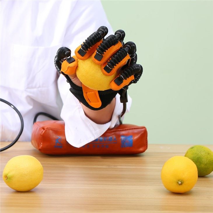Robotické rehabilitačné zariadenie na obnovu dysfunkcie rúk