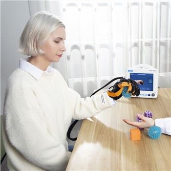 Zariadenie na cvičenie robotických prstov na cvičenie rúk