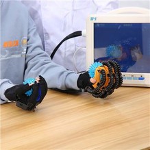 Exoskeleton mäkkej ruky pre ochrnutých