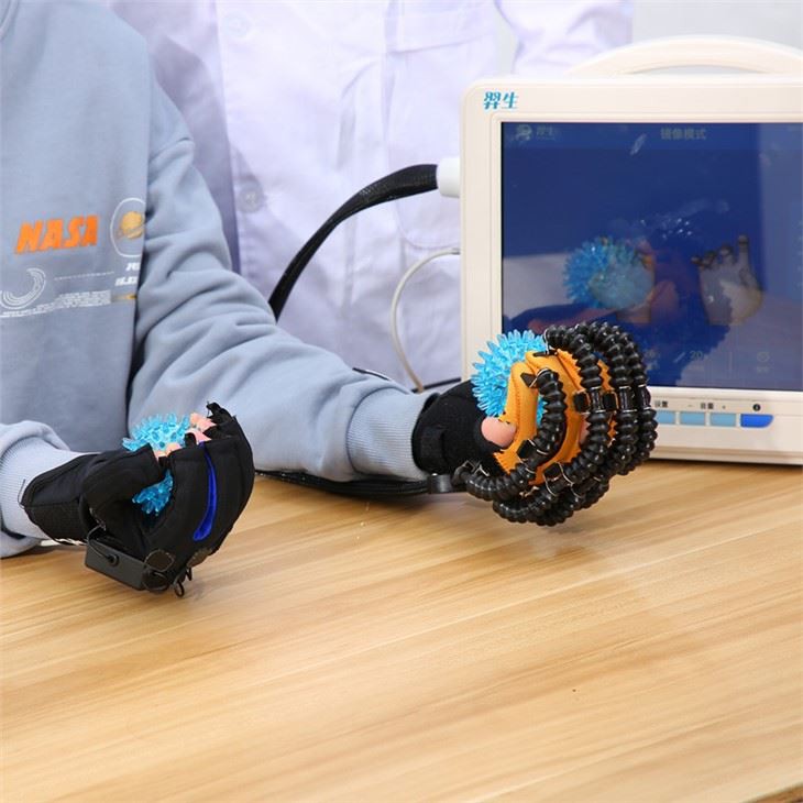 Exoskeleton mäkkej ruky pre ochrnutých